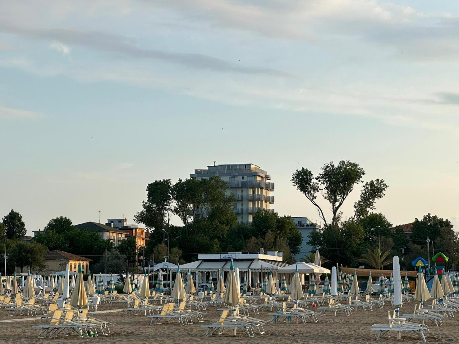 Hotel Neyra Beach Rimini Exterior foto